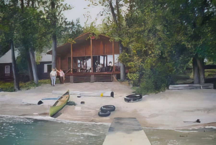 Oil painting of a lake cabin.